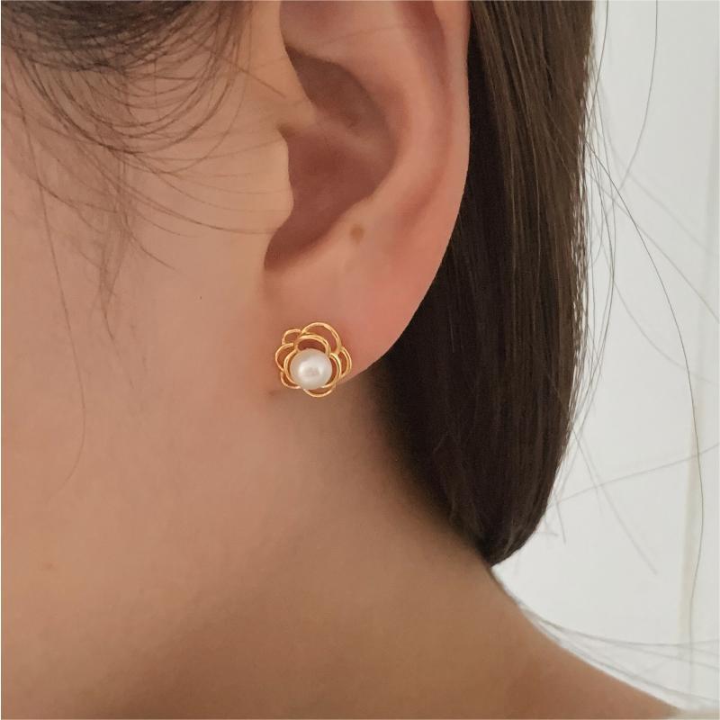 Pendientes de botón minimalistas con perlas florales en plata de ley 925 con baño de oro