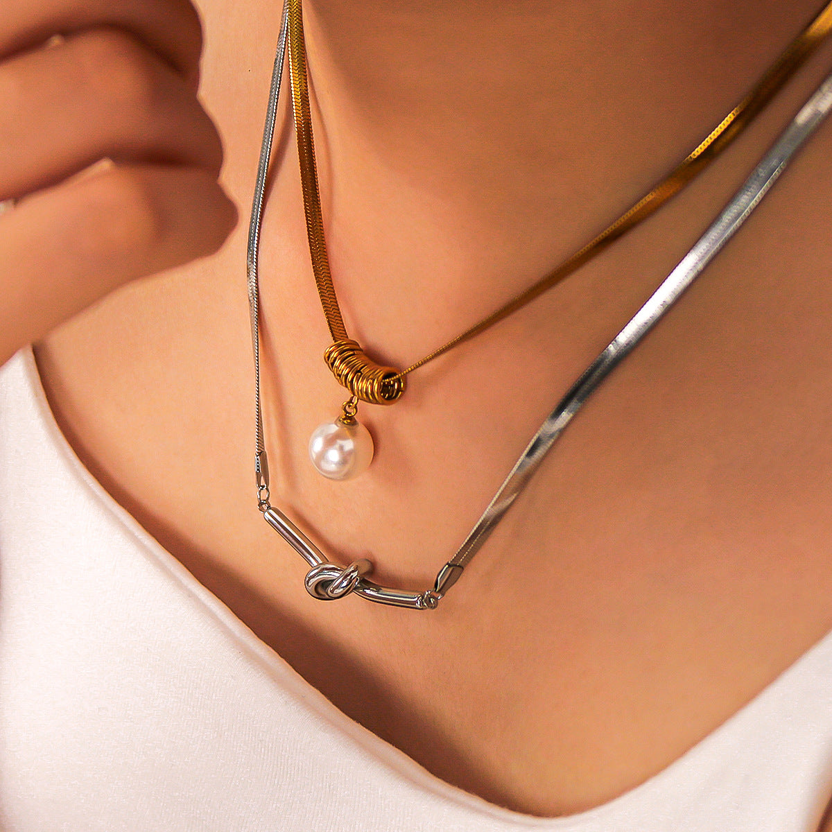 Collana con pendente geometrico con catena in acciaio inossidabile e pendente in acciaio al titanio, finitura placcata oro 18K sottovuoto, design a nodo e sfera irregolare, gioielli anallergici e impermeabili da donna
