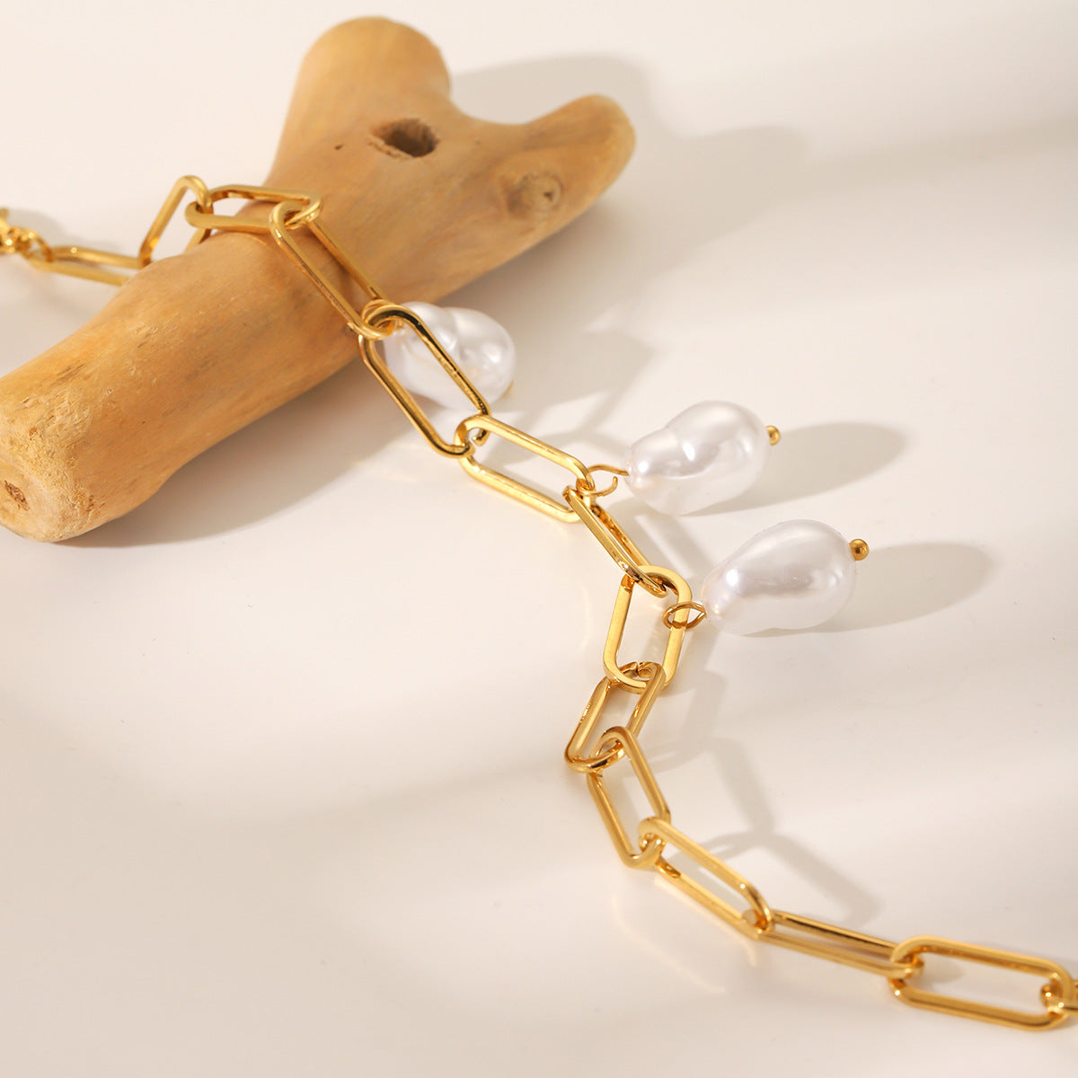 Bracciale con ciondolo a croce geometrico minimalista in acciaio inossidabile con placcatura in oro 18K e accento perla