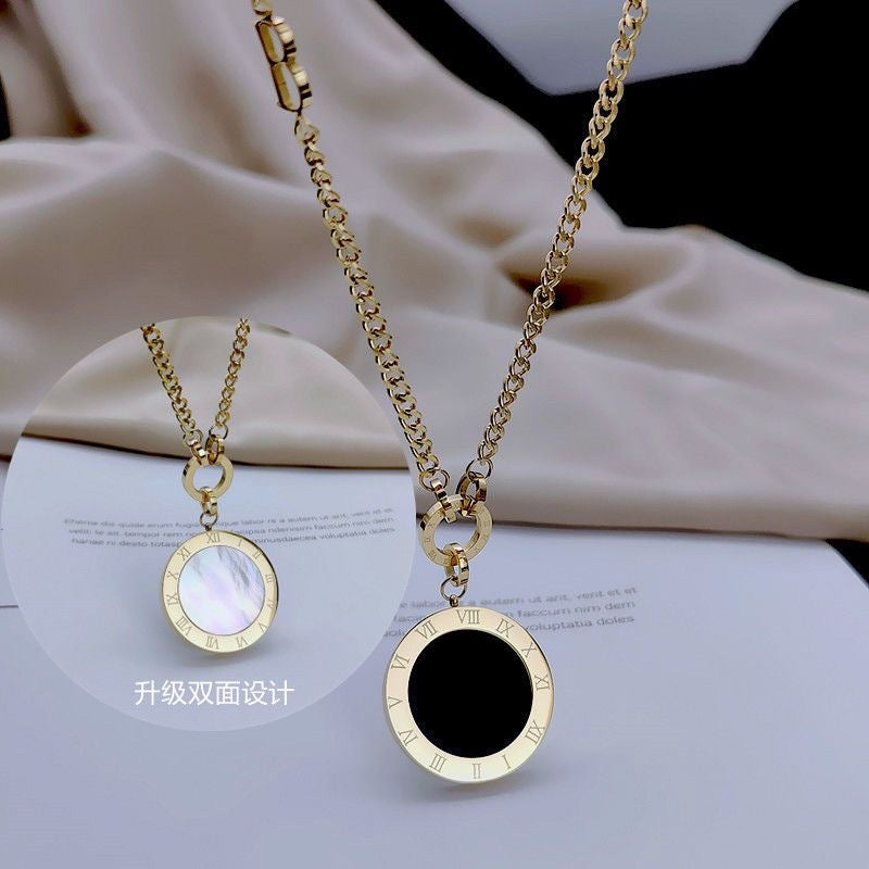 Collana con Pendente Minimalista a Numeri Romani su Due Lati in Acciaio al Titanio con Finitura Lucida da Donna