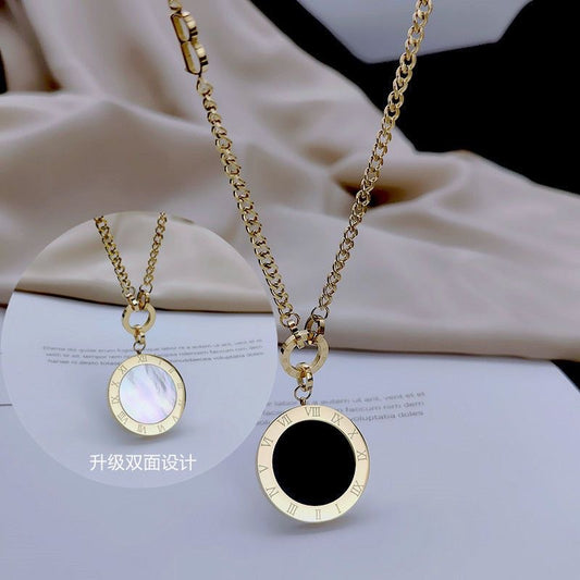 Collar Minimalista de Acero de Titanio con Números Romanos de Doble Cara y Acabado Pulido para Mujer