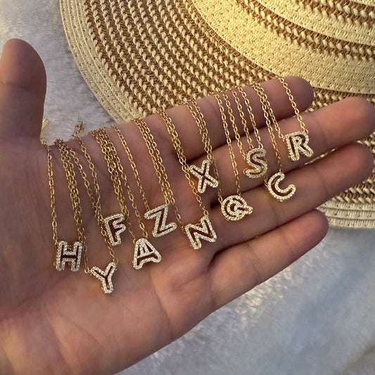 Collana da donna minimalista con pendente a forma di lettera in acciaio inossidabile e design versatile a clavicola