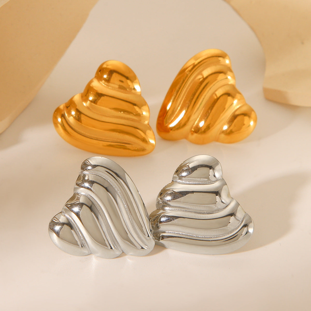 Pendientes minimalistas de acero inoxidable con forma de corazón y baño de oro de 18 quilates para mujer