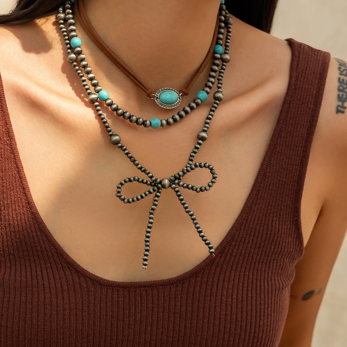 Collana da donna in resina a forma di fiocco in stile bohémien con ciondolo in lega e finitura placcata