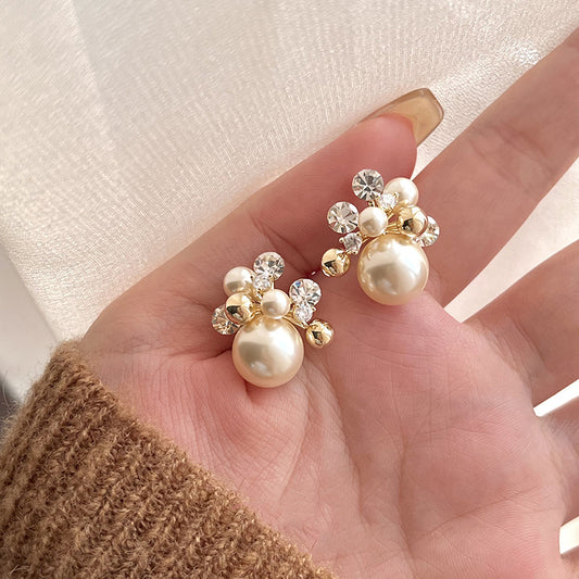 Aretes de perla con flor geométrica minimalista de lujo, poste de acero bañado en oro de 18 quilates y circonitas para mujer