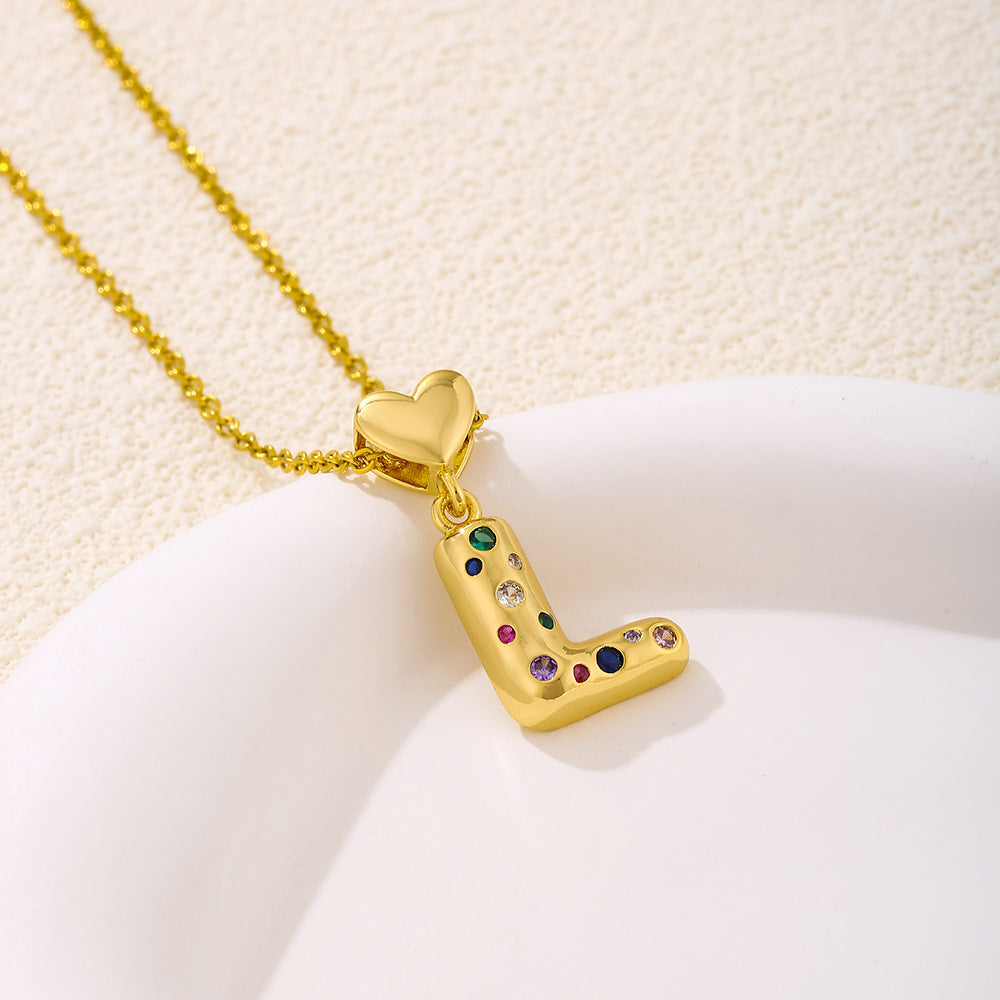 Elegante collana con ciondolo a lettera e cuore da donna in acciaio inossidabile con catena a maglie e dettagli a micro-pavé