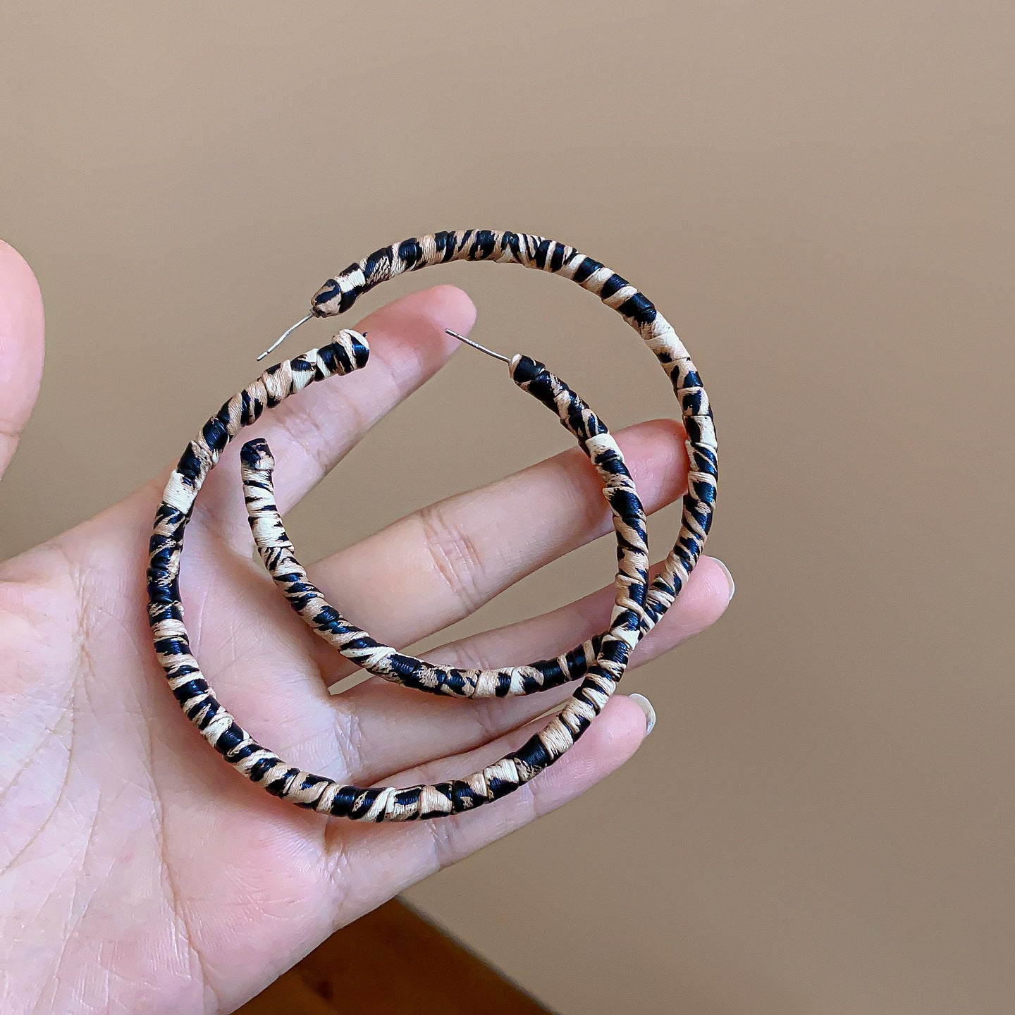 Orecchini a cerchio geometrici rotondi minimalisti da donna con base in rame placcato oro e perni in argento sterling 925, gioielli eleganti di lusso adatti all'ufficio