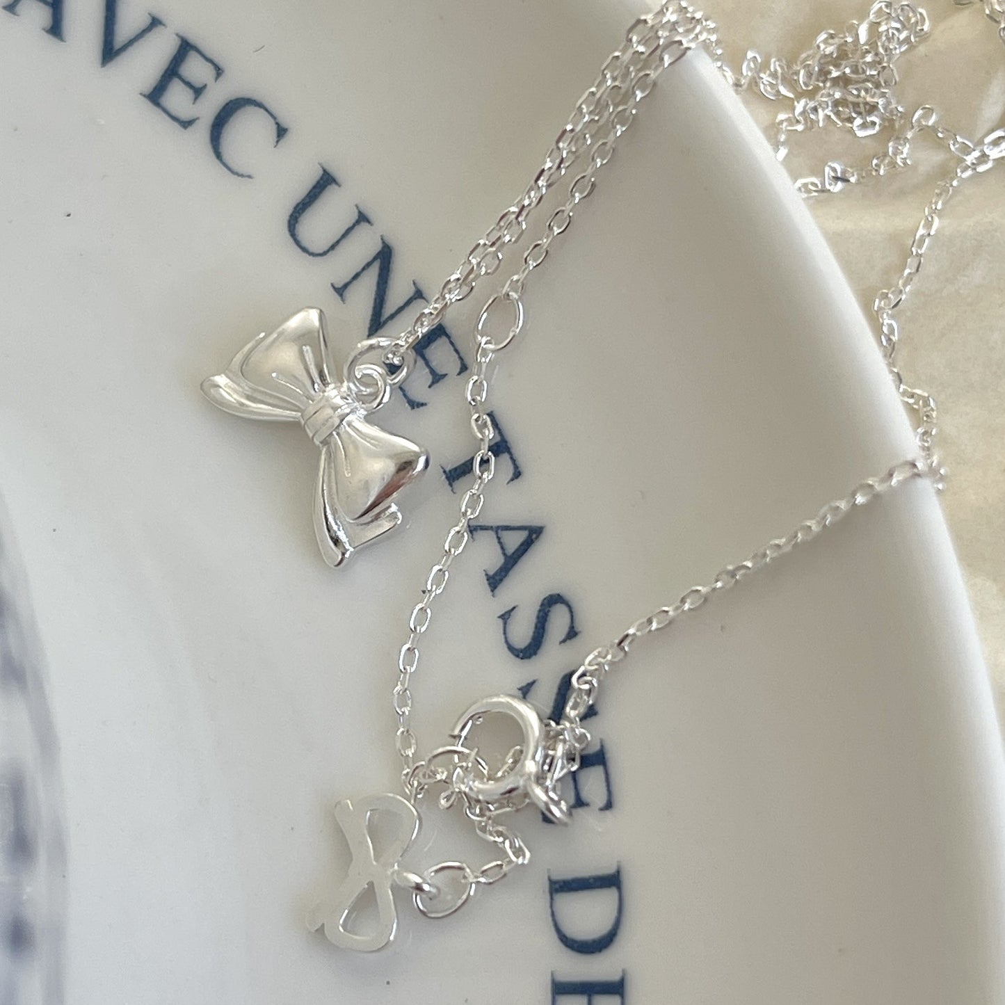 Collana Minimalista con Fiocco in Argento Sterling 925 con Dettaglio Geometrico