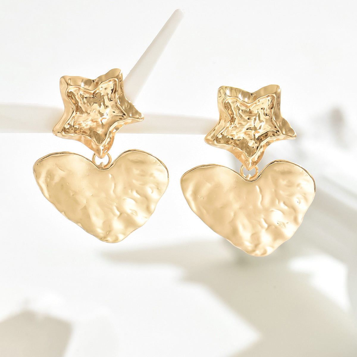 Pendientes de tuerca minimalistas en forma de corazón de aleación de zinc con baño de oro para mujer, con diseño elegante de estrella y plisado