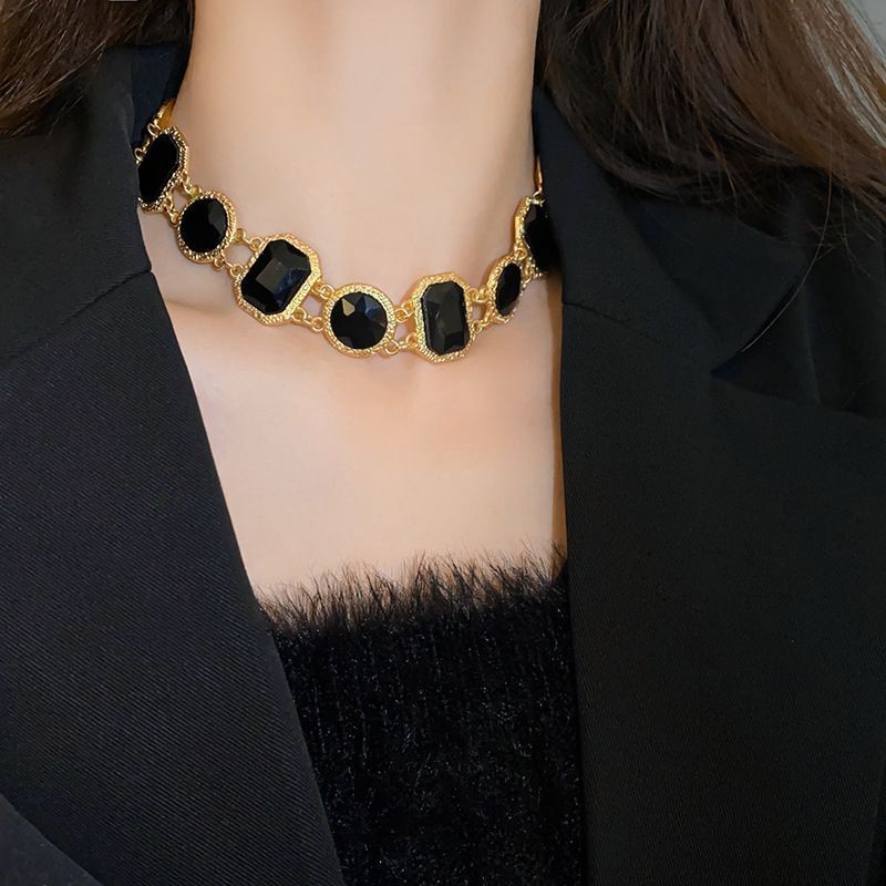 Set di bracciale con perline triangolari e collana a clavicola da donna in stile vintage, gioielli placcati in lega con design geometrico