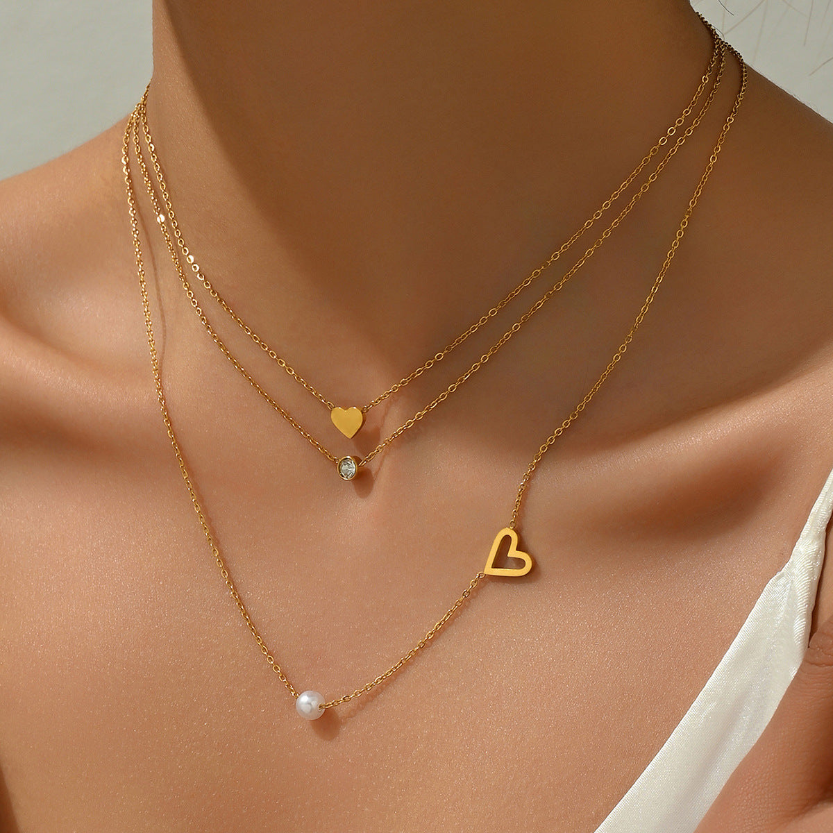 Collar de cadena triple para mujer de acero inoxidable chapado en oro de 18 quilates con corazón, perla y circonita, estilo minimalista y a la moda
