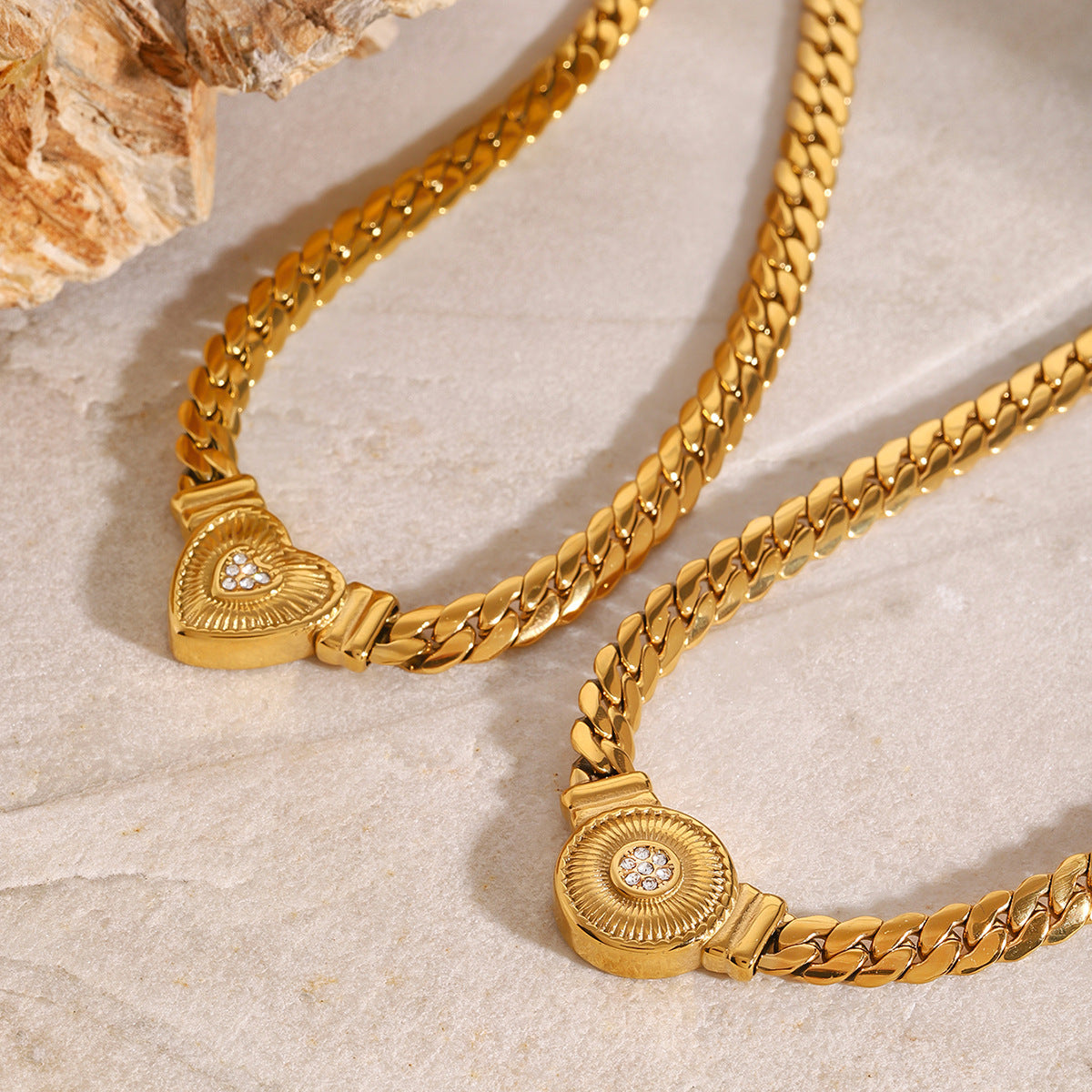 Collana Pendente Vintage a Cuore in Acciaio Inossidabile con Intarsio di Strass e Finitura Placcata da Donna
