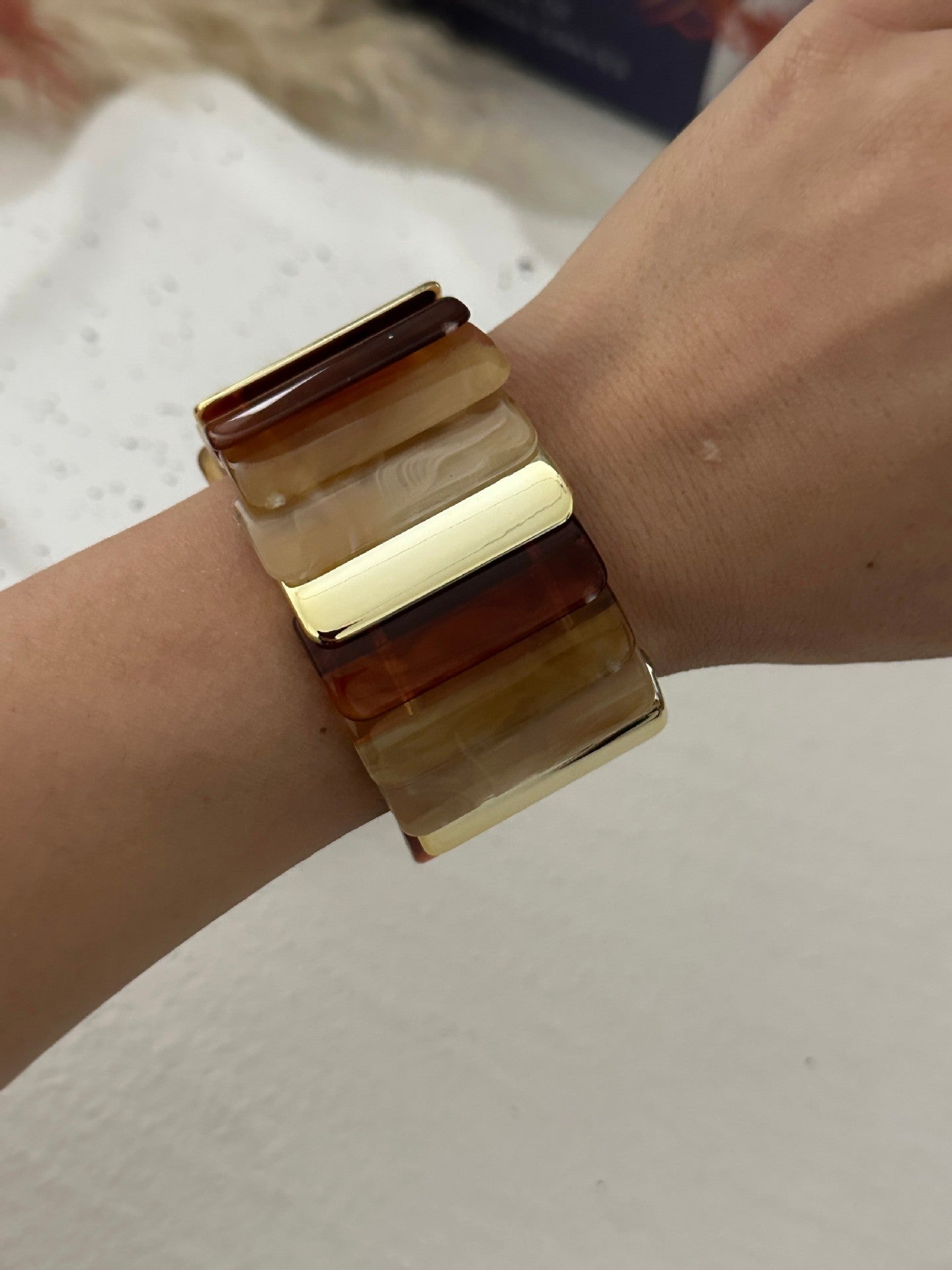 Bracciale tondo rigido da donna in resina acrilica a strisce, stile minimalista