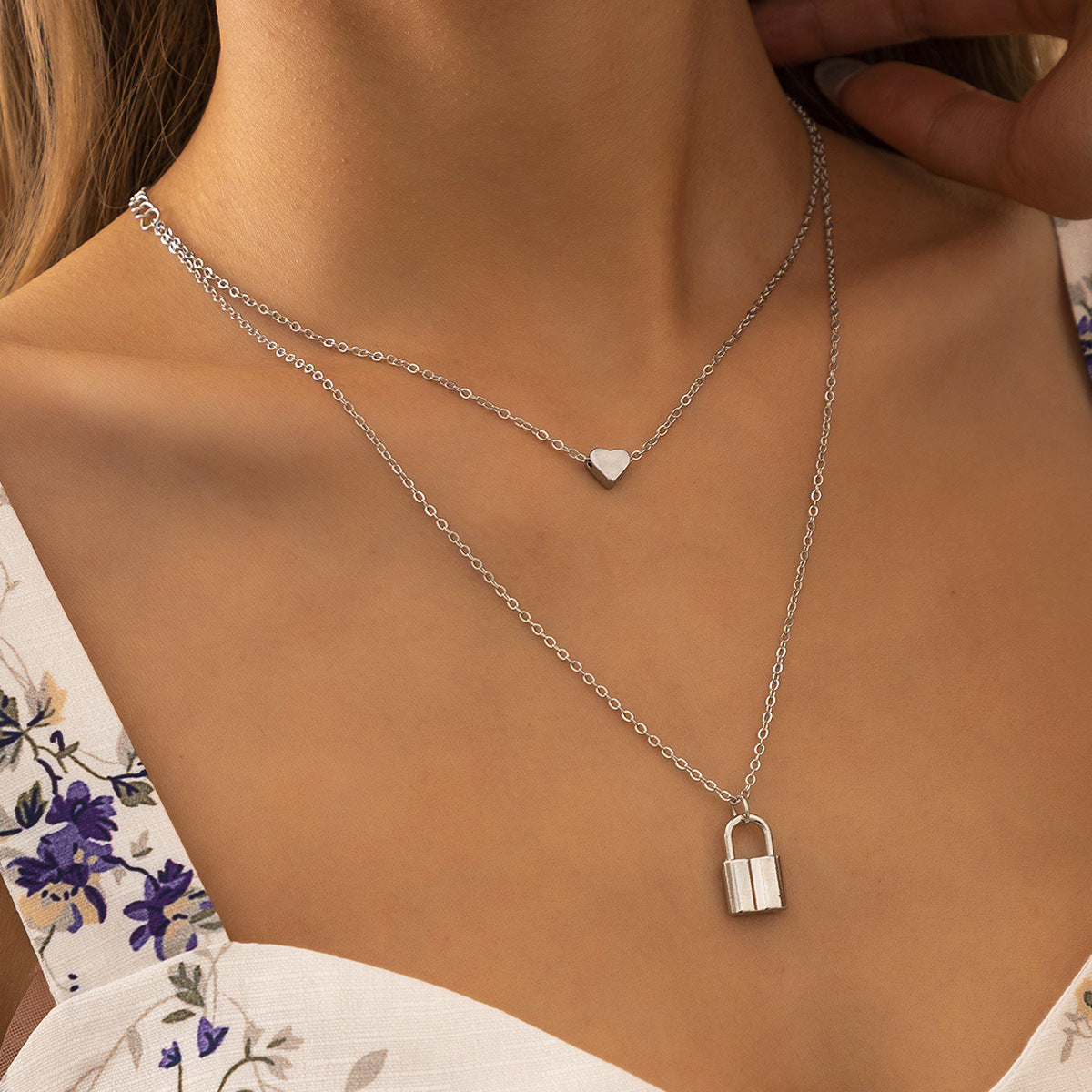 Collana vintage minimalista da donna con ciondolo geometrico a chiave lucchetto in lega