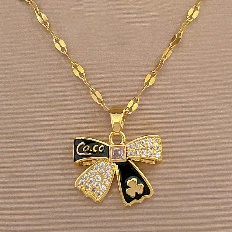 Collana con ciondolo a fiocco in stile cartone animato, motivo floreale, in acciaio al titanio con intarsio di strass, per donna