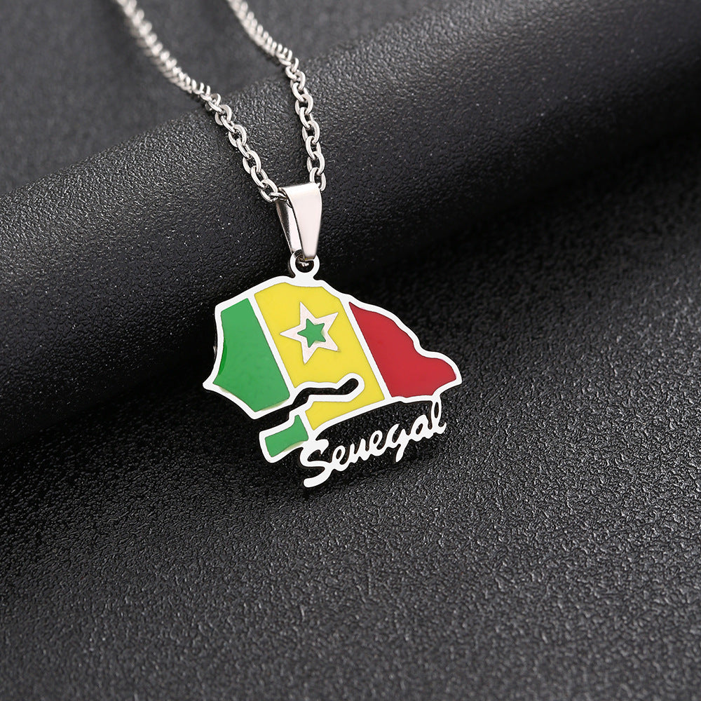 Collana con ciondolo a mappa geometrica del Senegal in stile etnico in acciaio inossidabile con charm in acciaio al titanio e finitura galvanica su catena O