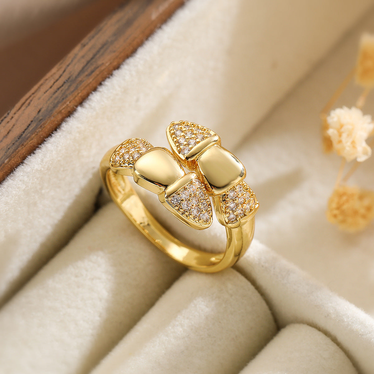 Anello Aperto Geometrico Minimalista da Donna in Ottone con Placcatura in Oro Vero e Intarsio in Zirconi