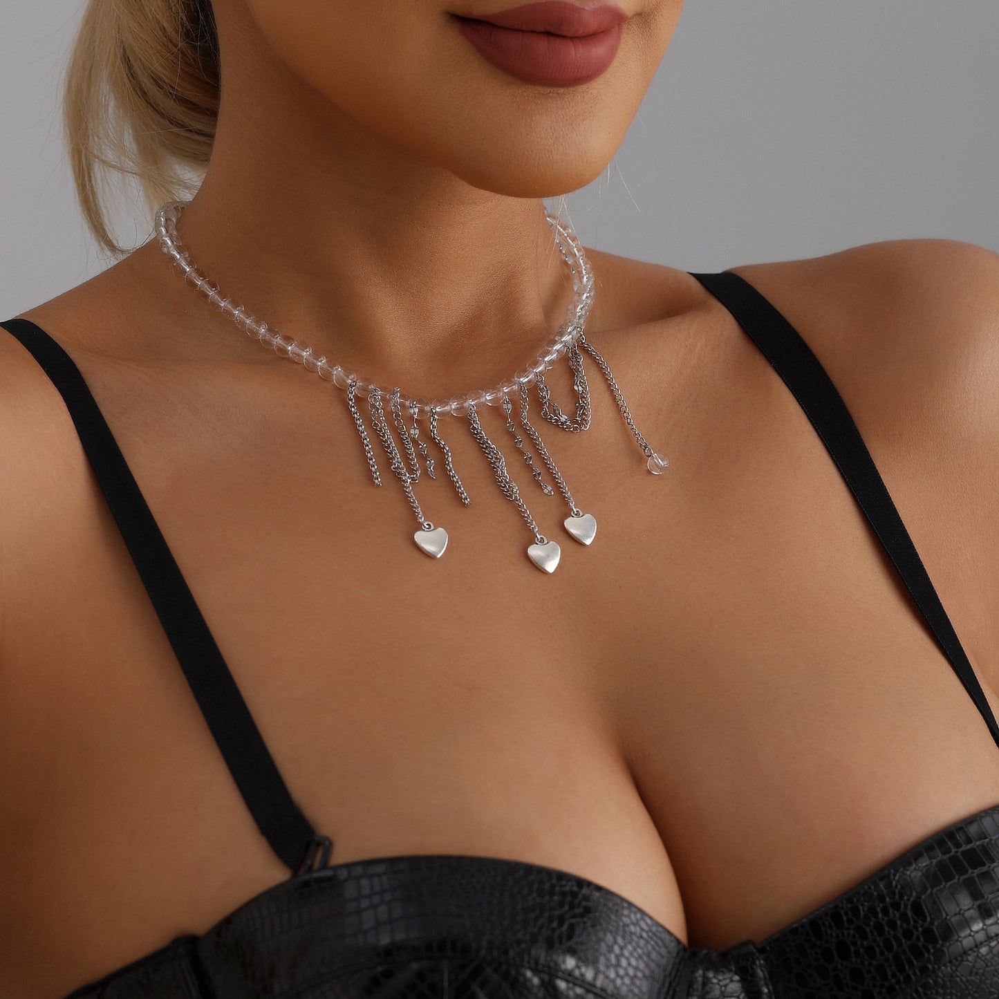 Collar con colgante de cuentas de resina en forma de corazón de moda con detalle de borla para mujer, dije de aleación galvanizada en cadena de clavícula