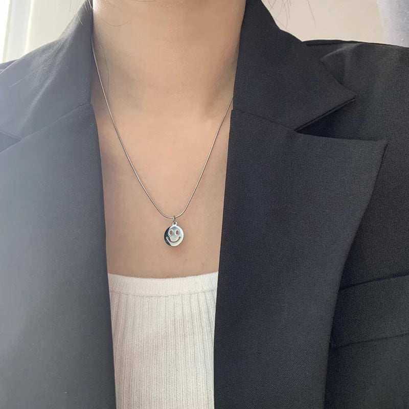 Collana Minimalista con Faccina Sorridente in Acciaio al Titanio con Finitura Placcata su Catena Snake Unisex