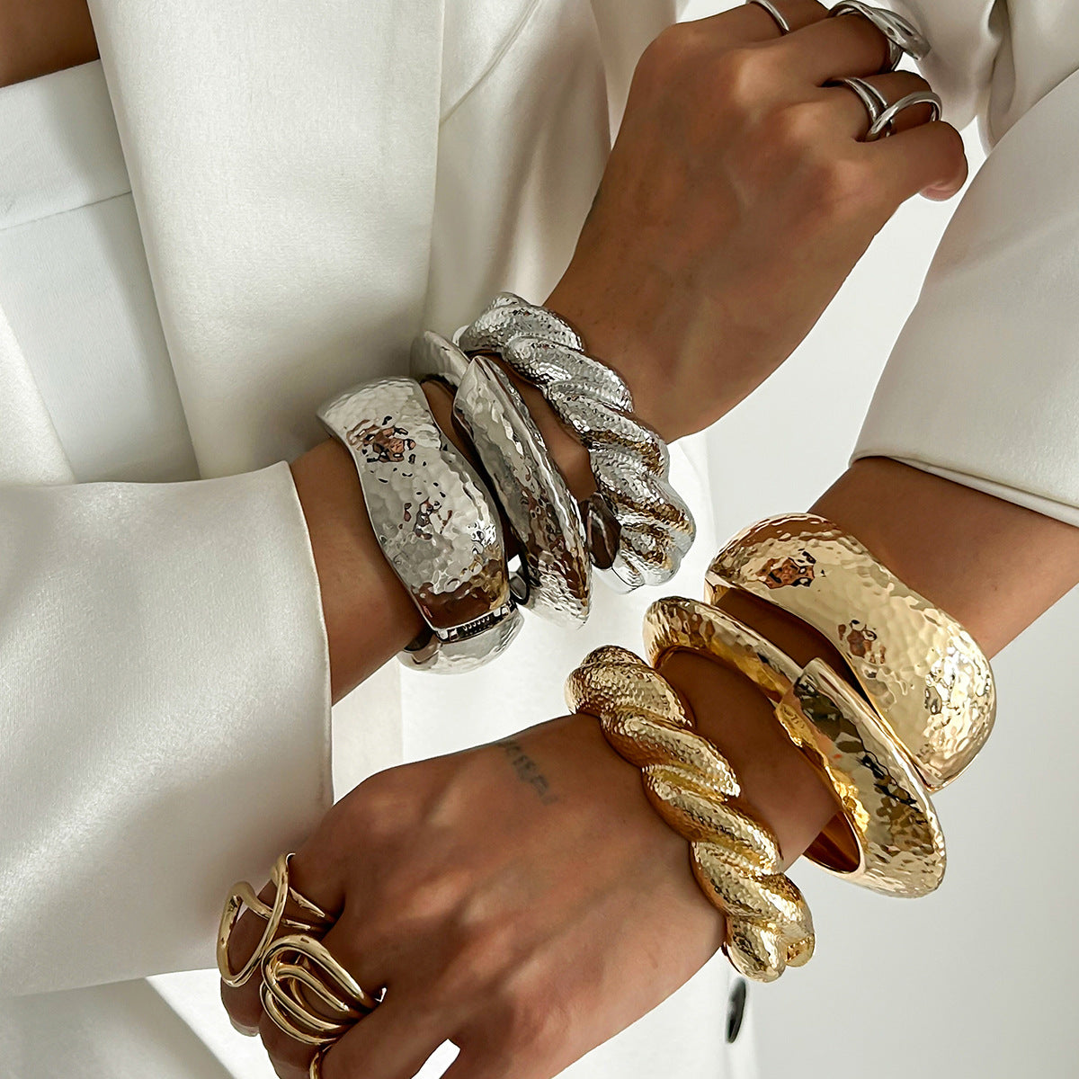 Pulsera de aleación geométrica audaz con acabado pulido y diseño trenzado para mujer