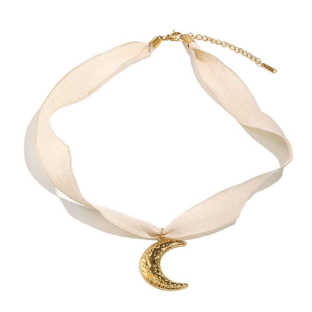 Collana pendente con luna geometrica minimalista da donna in acciaio inossidabile placcato oro 18K con finitura martellata testurizzata