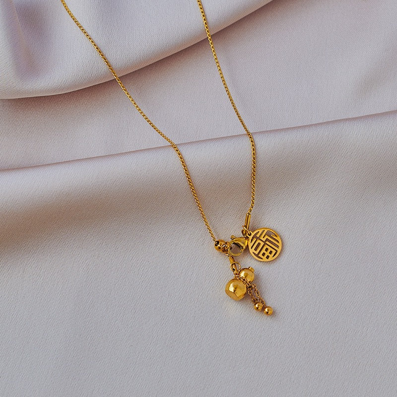 Collar colgante de lujo con forma de calabaza y borlas en acero de titanio con chapado en oro para mujer