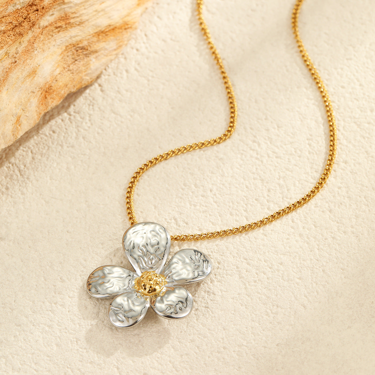 Collana pendente alla moda con motivi floreali e geometrici in acciaio inossidabile placcato oro 18K da donna