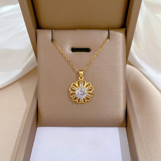 Collar Minimalista con Flores Caladas para Mujer con Cadena de Acero Titanio y Colgante de Cobre