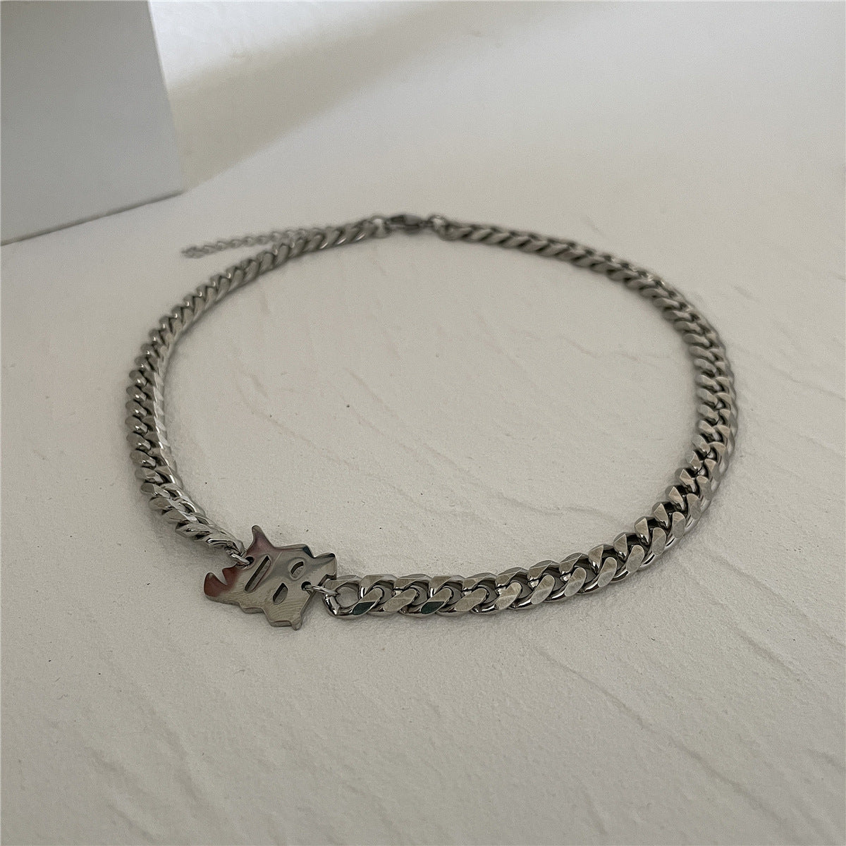 Collar de cadena cubana de acero de titanio pulido, punk gótico, minimalista y geométrico, unisex con acento de letra