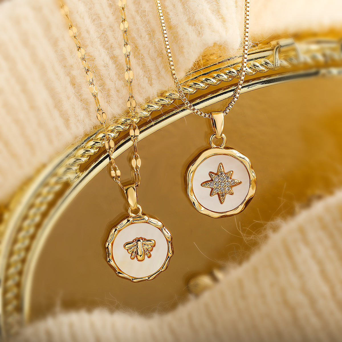 Collana Pendente Rotonda da Donna Placcata Oro a Forma di Ape Minimalista con Zirconi