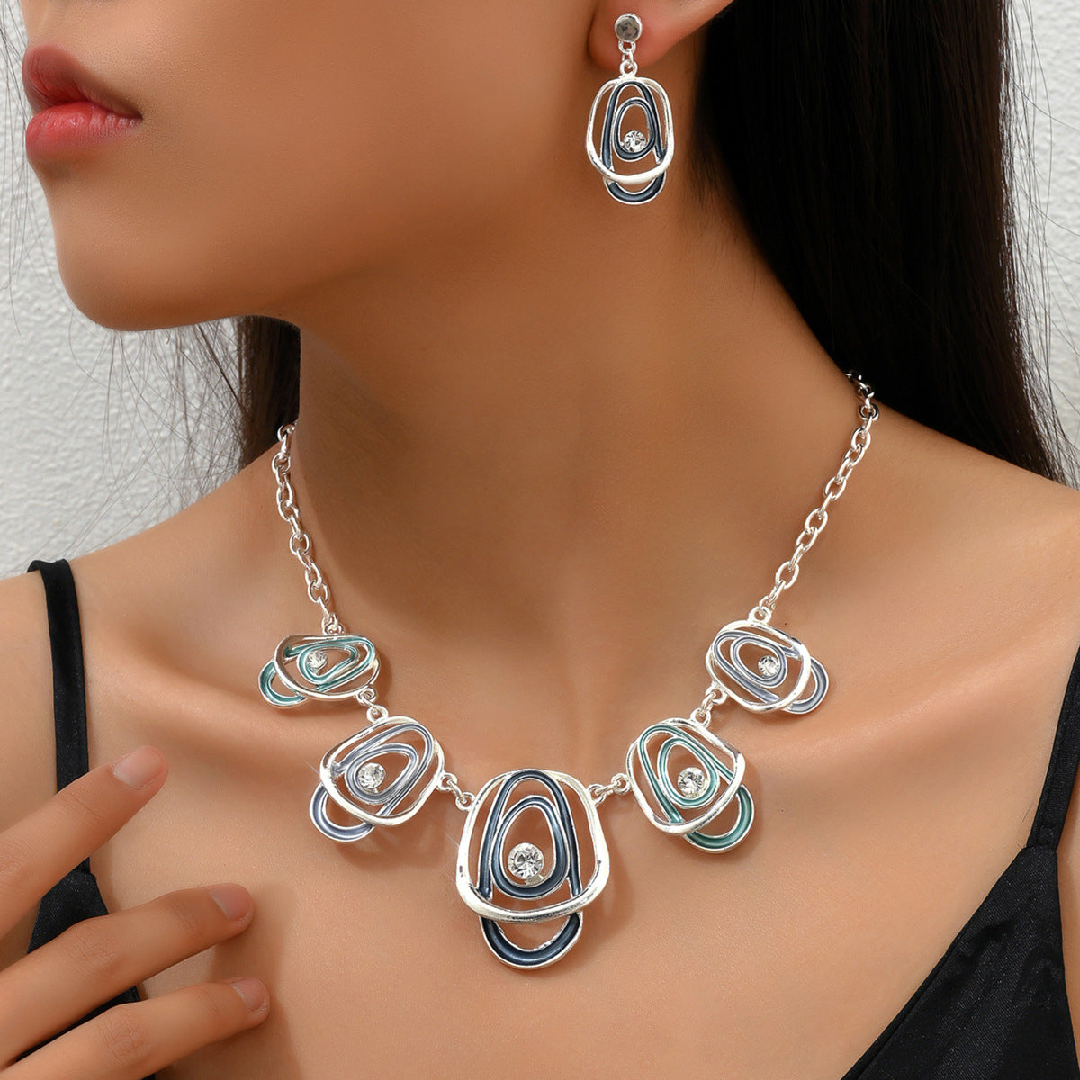 Set collana lunga e orecchini in stile hip-hop retrò da donna con finitura smaltata e intarsio di strass