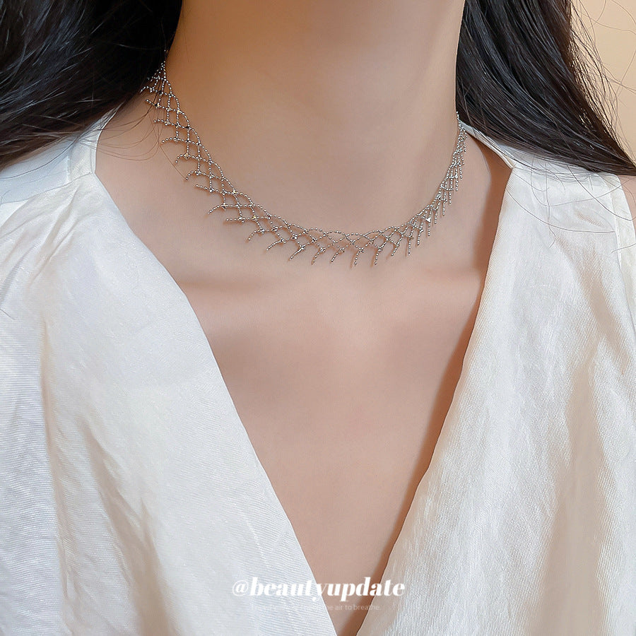 Collar con colgante calado minimalista de inspiración coreana para mujer con cadena de cobre chapado y diseño delicado para clavícula