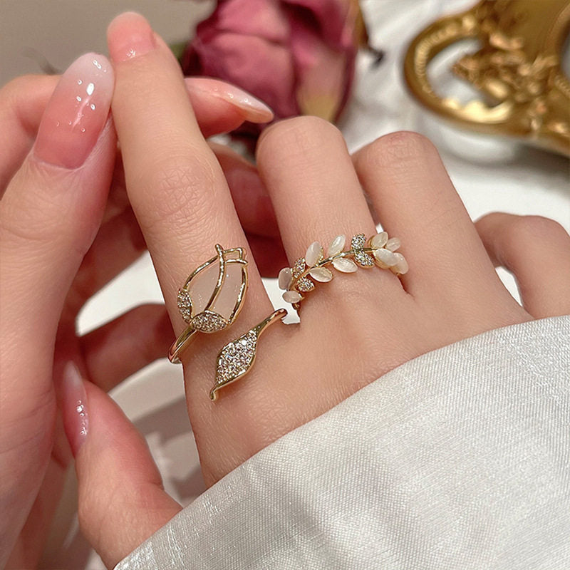 Anello Elegante in Rame a Forma di Fiore con Finitura Placcata per Donne, Anello a Fascia Aperta Regolabile con Design a Bocciolo Attorcigliato, Accessorio Delicato e Alla Moda per l'Uso Quotidiano