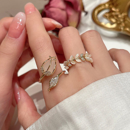 Anello Elegante in Rame a Forma di Fiore con Finitura Placcata per Donne, Anello a Fascia Aperta Regolabile con Design a Bocciolo Attorcigliato, Accessorio Delicato e Alla Moda per l'Uso Quotidiano