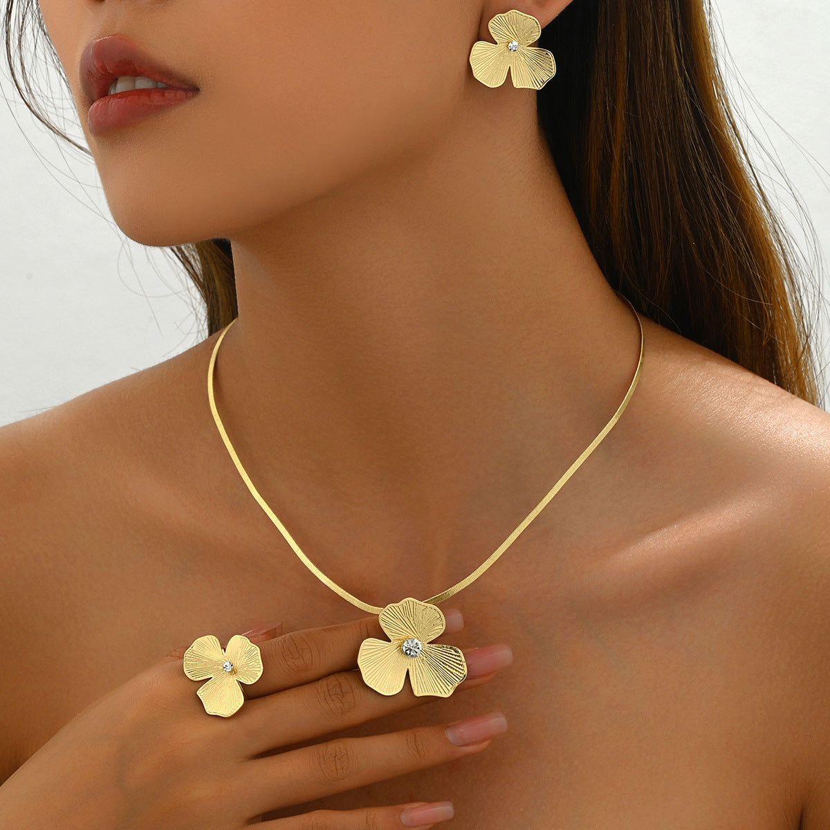 Parure Minimalista da Donna con Collana, Anello e Orecchini a Trifoglio e Motivi Floreali in Rame con Zirconi Incastonati