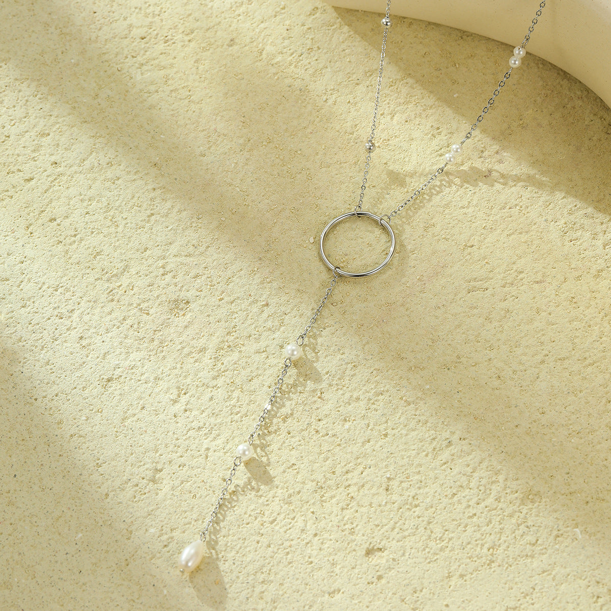 Elegante collar con colgante de perlas cultivadas de agua dulce y borlas largas de acero inoxidable con cadena ajustable para mujer