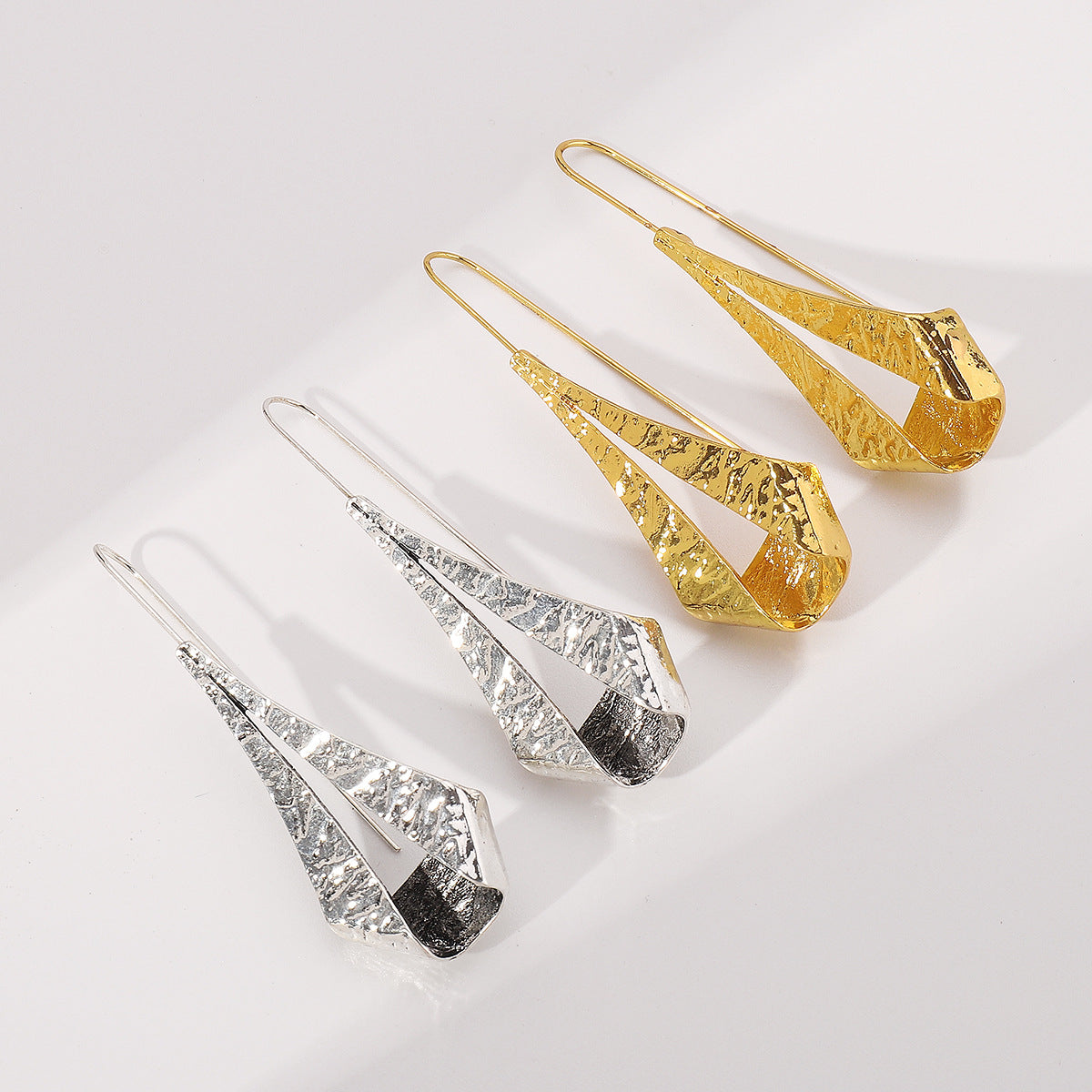 Pendientes de aro minimalistas de metal con forma de gota en aleación con acabado galvanizado para mujer