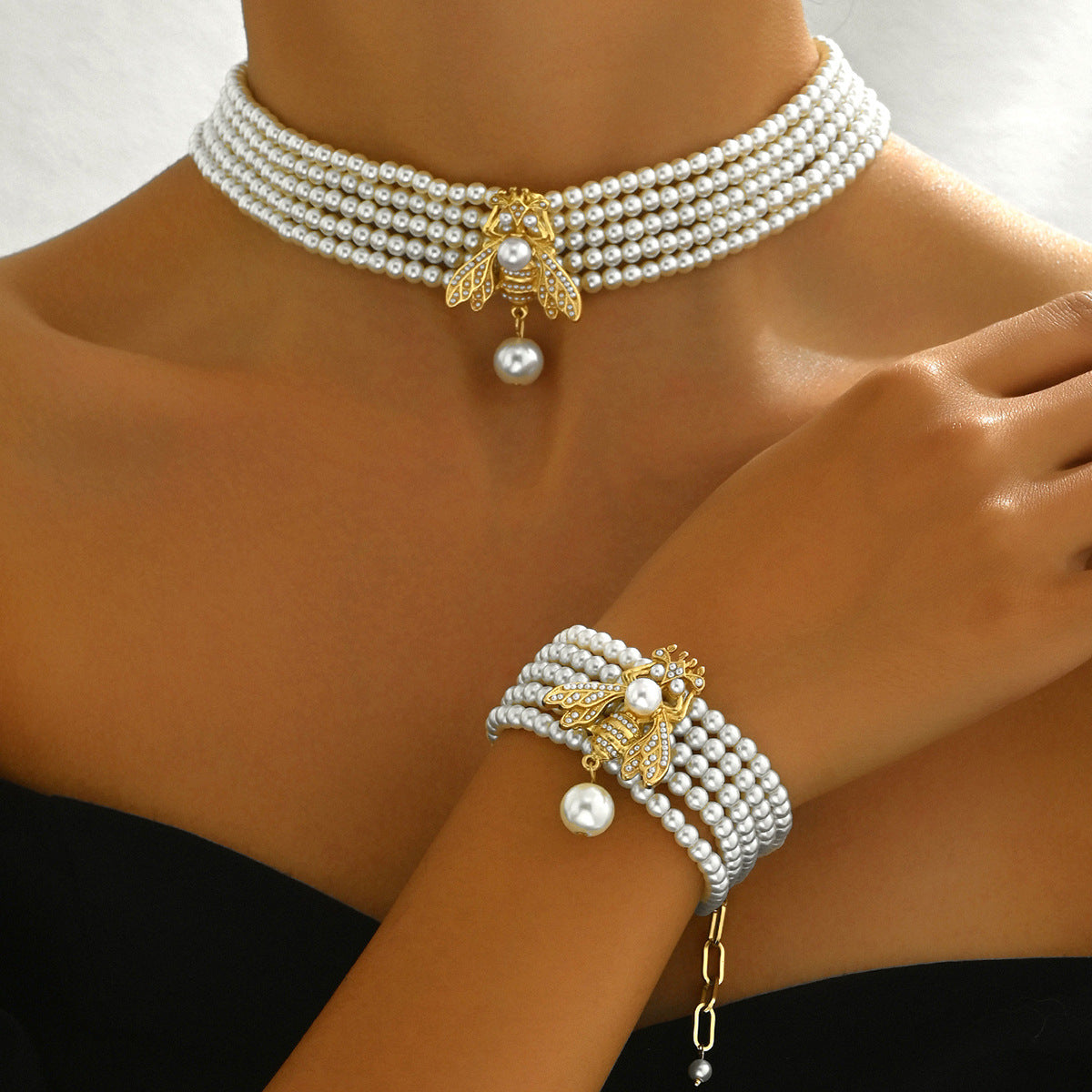 Juego de collar y pulsera de aleación con colgante de abeja a la moda, incrustaciones de perlas en capas y cadena de cuentas redondas para mujer