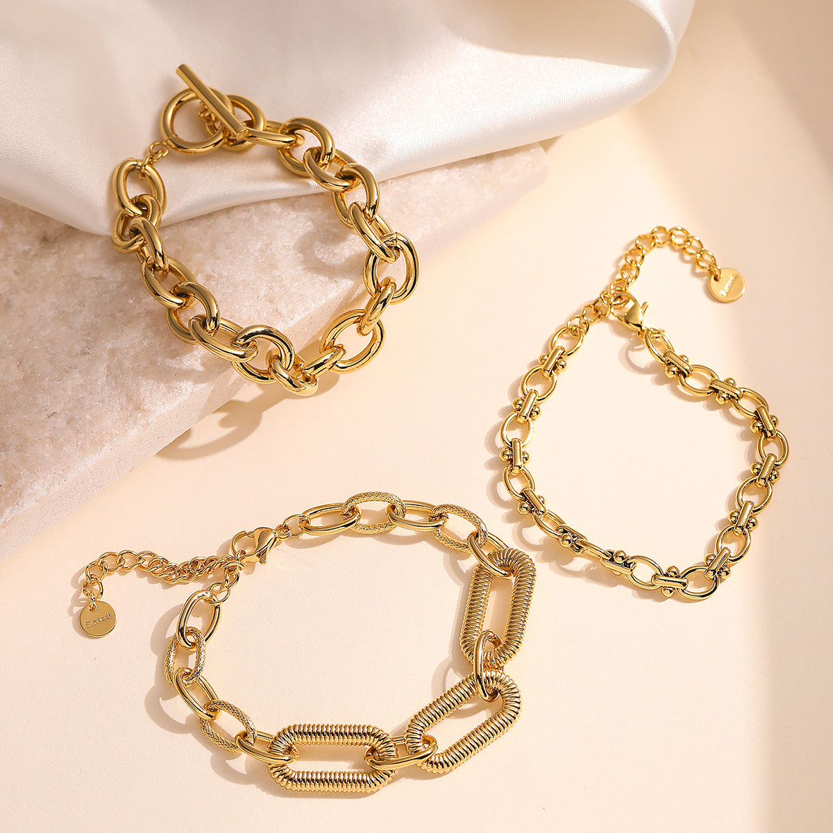 Bracciale da donna in acciaio inossidabile placcato oro 18 carati con micro-pavé geometrico e minimalista alla moda