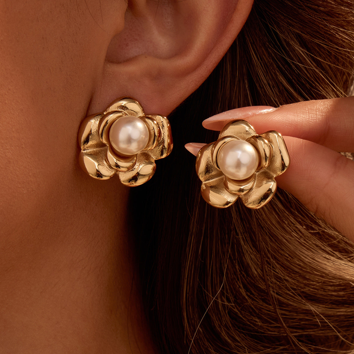 Orecchini a perno alla moda a forma di fiore di camelia con perla, in acciaio inossidabile con finitura placcata per donna