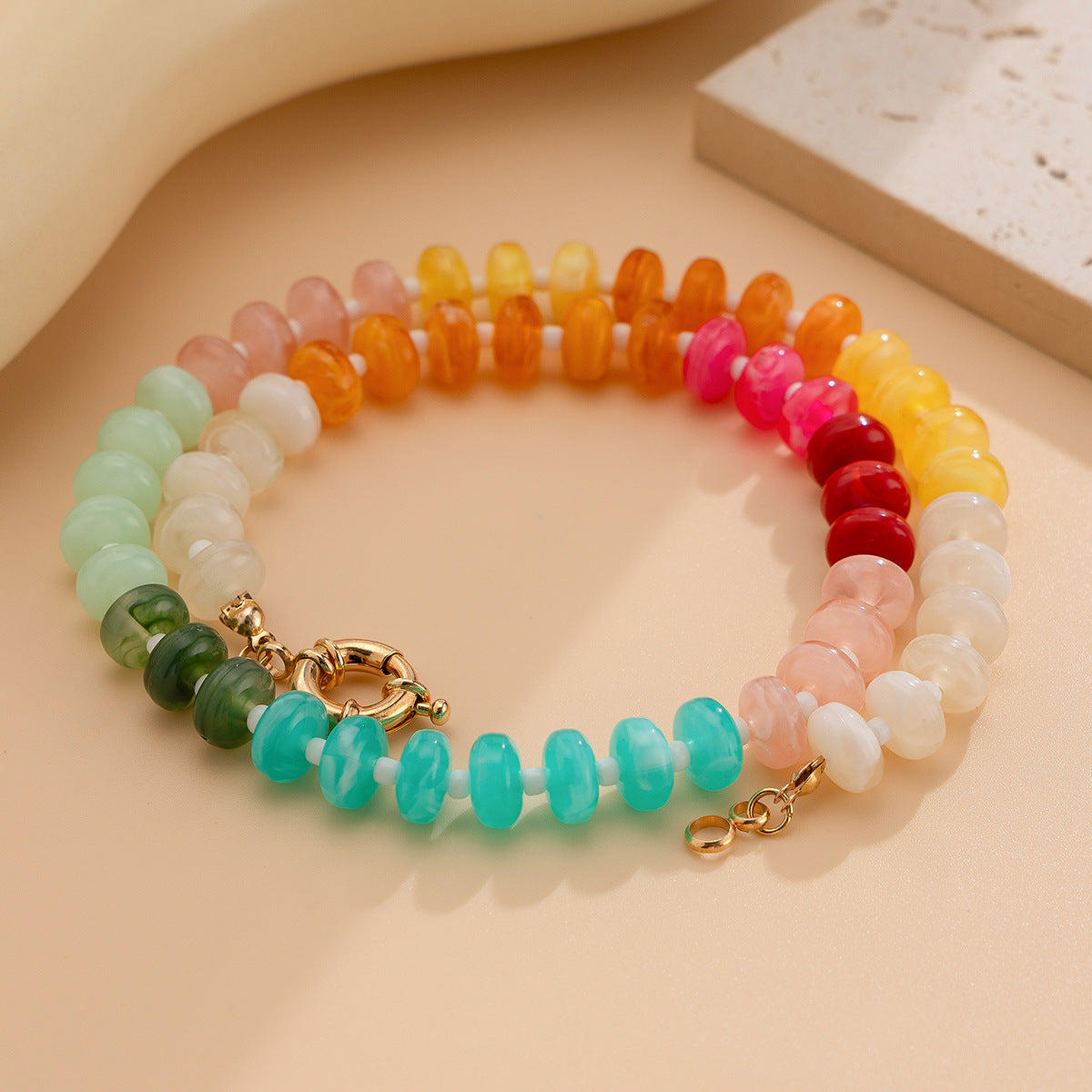Collana girocollo con perline acriliche geometriche minimaliste e colori arcobaleno da donna