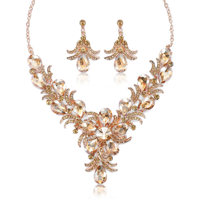 Juego de collar y pendientes de aleación floral vintage para mujer con acabado chapado y colgante en forma de corazón