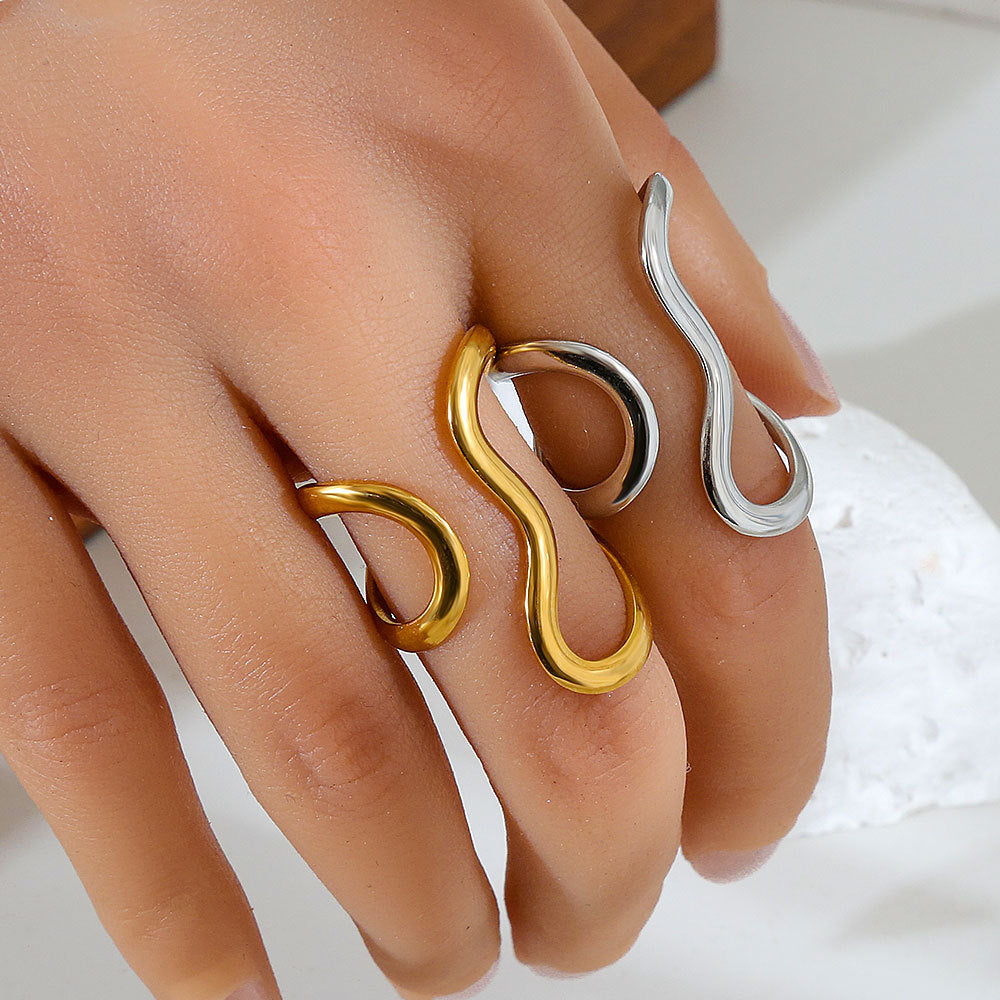 Anello aperto in acciaio al titanio con forma geometrica per donna, con finitura lucida e stile minimalista all'avanguardia