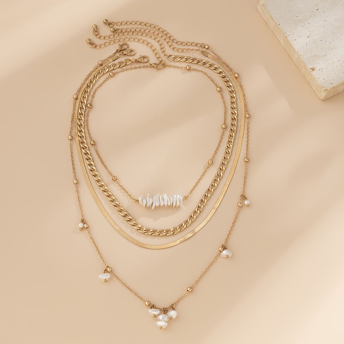 Collar con colgante geométrico asimétrico minimalista con incrustaciones de nácar en cadena de serpiente de cobre
