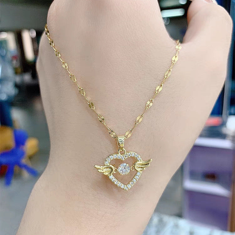 Affascinante Collana con Ciondolo a Cuore d'Angelo da Donna in Acciaio al Titanio con Intarsio di Strass su Catena a O Design Elegante Minimalista