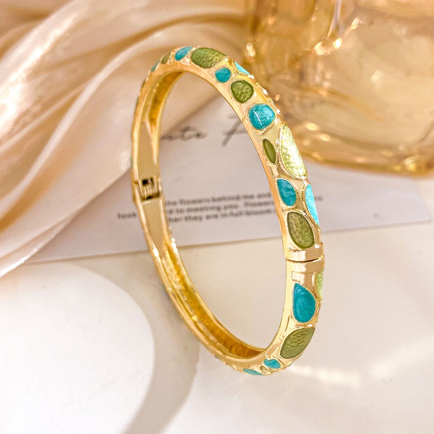 Bracciale in lega smaltato a pois alla moda con intarsio di strass