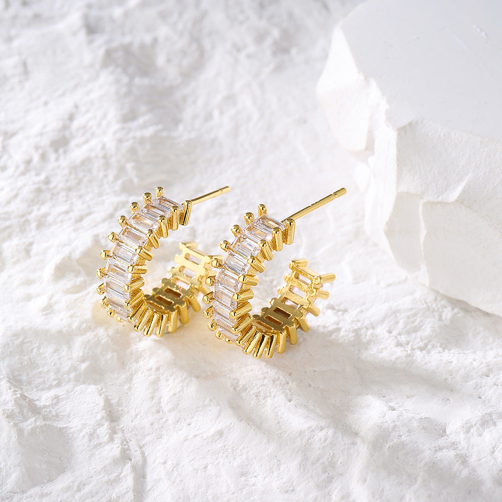 Orecchini a perno da donna minimalisti moderni geometrici a forma di C, con micro-pavé di zirconi AAA, in rame placcato oro 18K