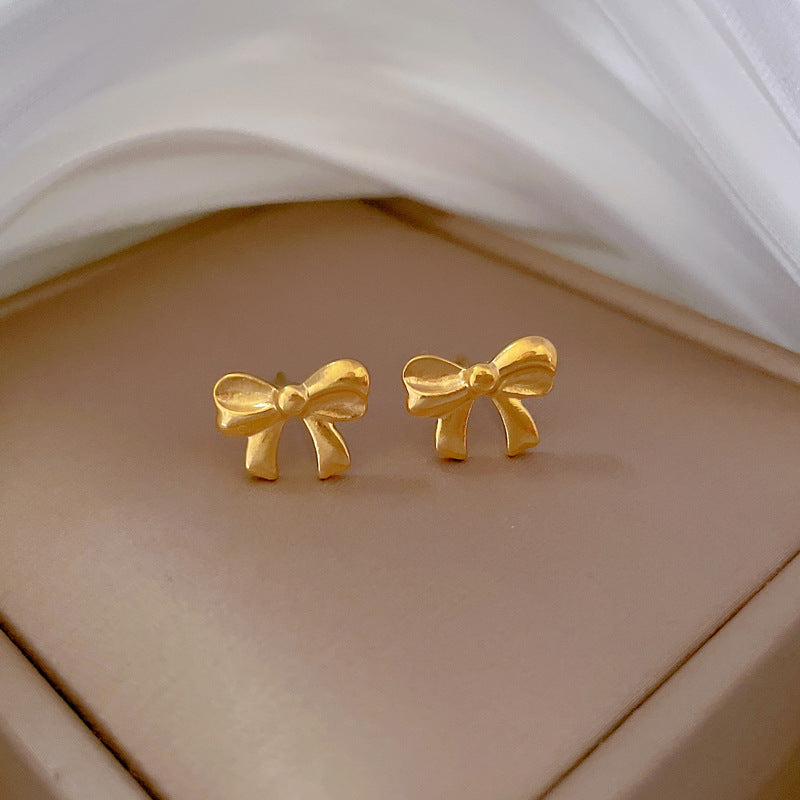 Orecchini minimalisti in acciaio al titanio con fiocco a nodo, finitura anticata da donna, design geometrico, gioielli per l'orecchio alla moda dai toni freddi