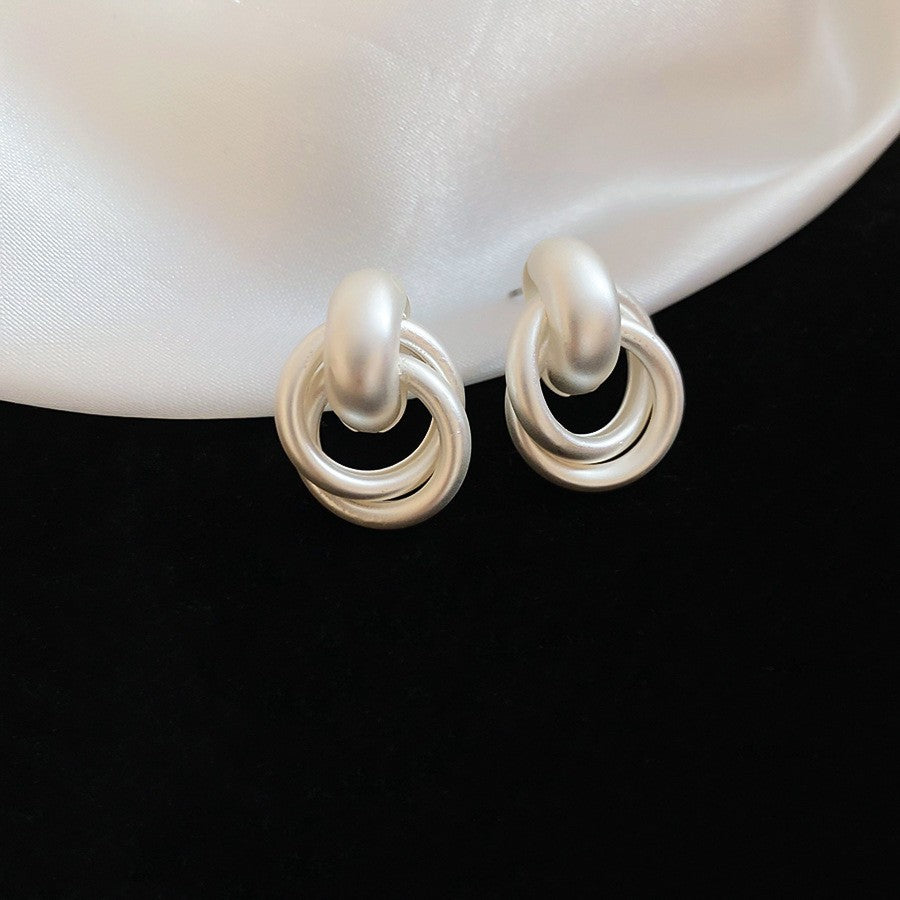 Pendientes de metal geométricos minimalistas con incrustaciones de diamantes de imitación y acabado cepillado para mujer
