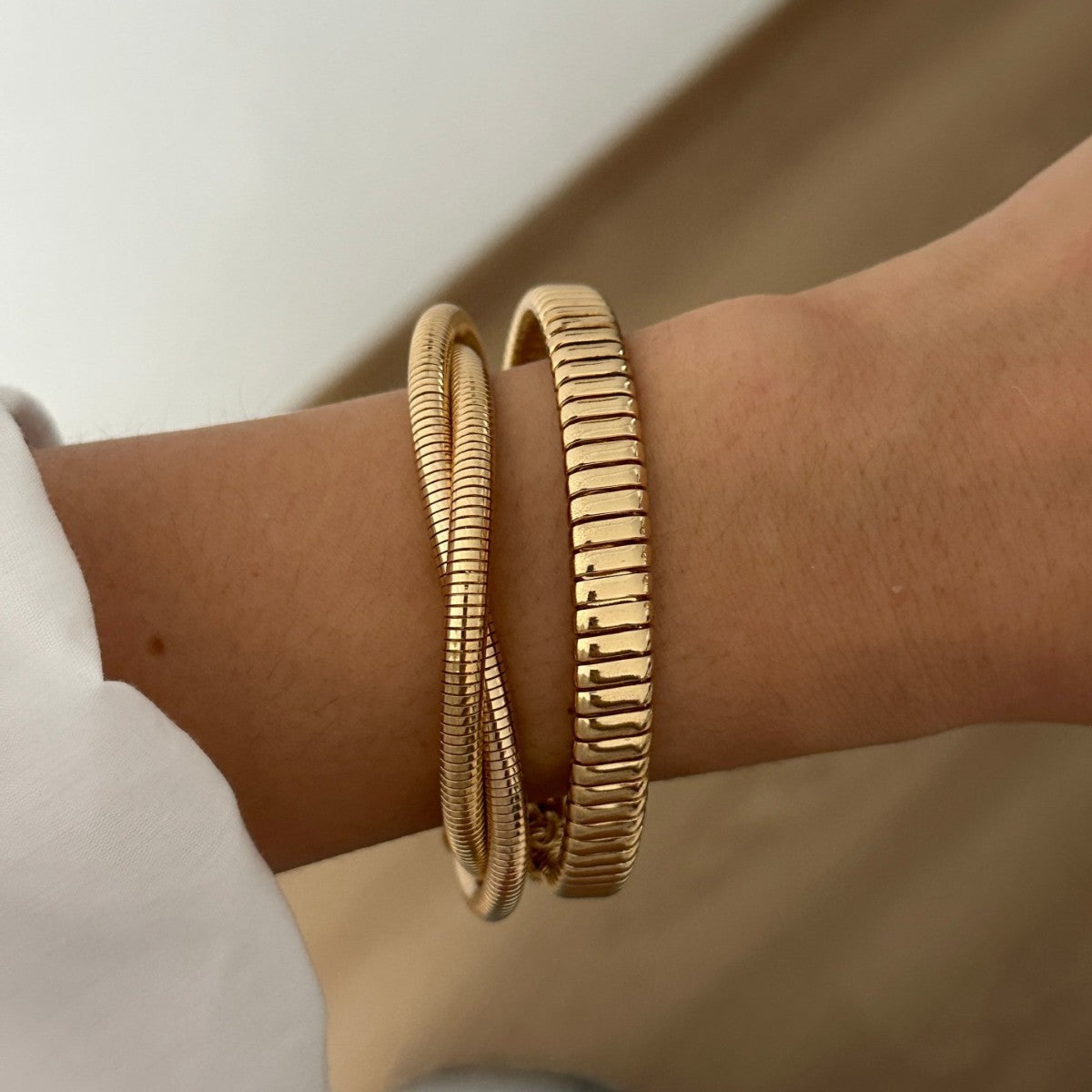 Bracciale rigido geometrico placcato spazzolato minimalista in lega per uomo e donna